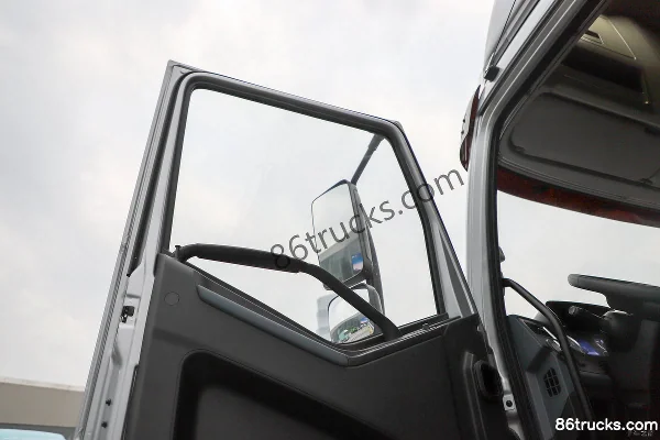 FAW Jiefang J6L Elite Edition 7.8L Diesel 320 hp 4X2(6 wheels) Fast Gear 8-speed High Roof 6.75m Semi-row Stake Truck Cab (1) | 86Trucks