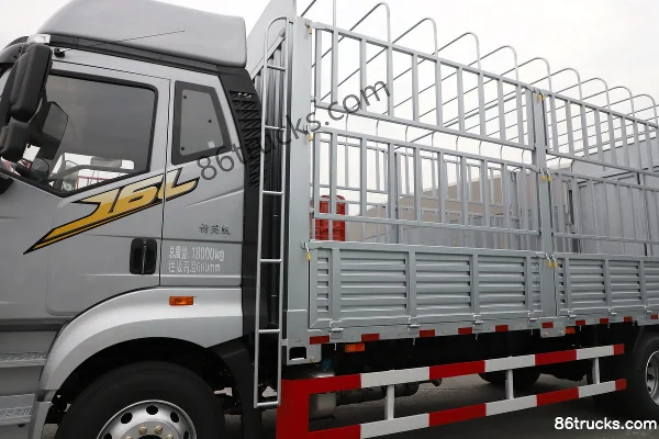 FAW Jiefang J6L Elite Edition 7.8L Diesel 320 hp 4X2(6 wheels) Fast Gear 8-speed High Roof 6.75m Semi-row Stake Truck Body (1) | 86Trucks