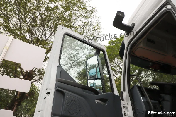 Dongfeng Liuqi Chenglong H7 Heavy Truck 480 hp 4X2(6 wheels) AMT Automatic Tractor Truck (Fast Gear) Cab (2) | 86Trucks