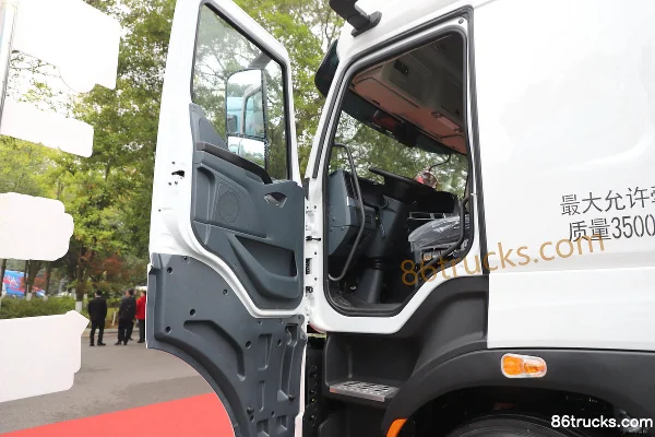 Dongfeng Liuqi Chenglong H7 Heavy Truck 480 hp 4X2(6 wheels) AMT Automatic Tractor Truck (Fast Gear) Cab (1) | 86Trucks