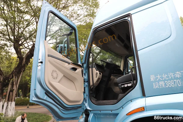 Dongfeng Yiwei 5 6X4(10 wheels) pure electric tractor truck, CATL 400.61kWh Cab (1) | 86Trucks