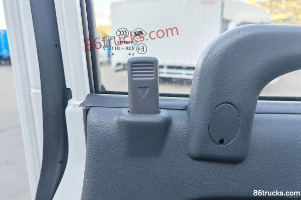 Qingling Isuzu EV100 Lingjuli Narrow Body Hydraulic Brake 3.8m Single Row Pure Electric Van Micro Truck CATL 77.28kWh 4X2(6 wheels) Cab (3)