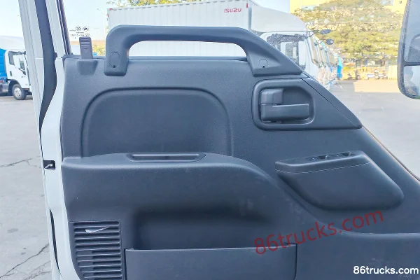 Qingling Isuzu EV100 Lingjuli Narrow Body Hydraulic Brake 3.8m Single Row Pure Electric Van Micro Truck CATL 77.28kWh 4X2(6 wheels) Cab (2)