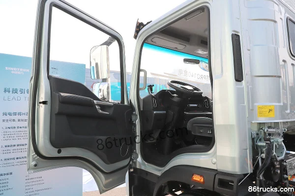 Sinotruk HOWO Hanjiang PRO 4.15m Single Row Pure Electric Flatbed Light Truck CATL 140.41kWh 4X2(6 wheels) Cab (1) | 86Trucks