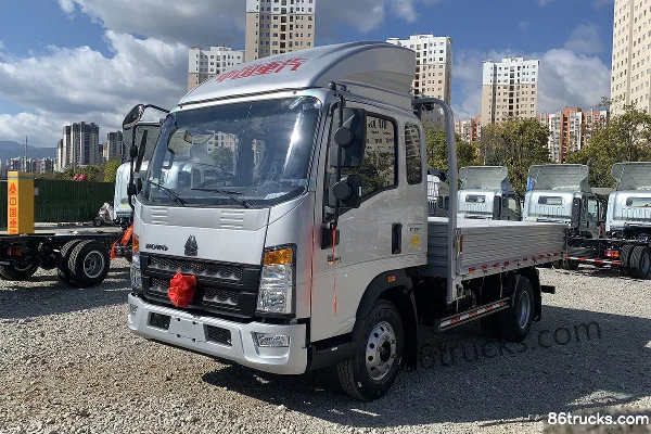 Sinotruk HOWO Hanjiang M 145 hp 4X2(6 wheels) 3.3m semi-row flatbed light truck (WLY 5-speed) Exterior (3) | 86Trucks
