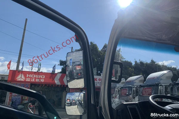 Sinotruk HOWO Hanjiang M 145 hp 4X2(6 wheels) 3.3m semi-row flatbed light truck (WLY 5-speed) Cab (2) | 86Trucks