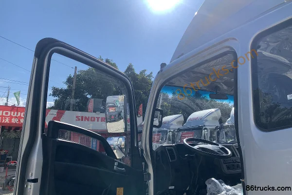 Sinotruk HOWO Hanjiang M 145 hp 4X2(6 wheels) 3.3m semi-row flatbed light truck (WLY 5-speed) Cab (1) | 86Trucks