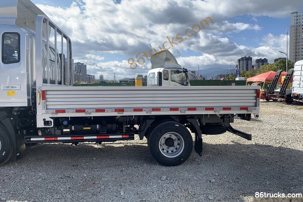 Sinotruk HOWO Hanjiang M 145 hp 4X2(6 wheels) 3.3m semi-row flatbed light truck (WLY 5-speed) Body (1) | 86Trucks