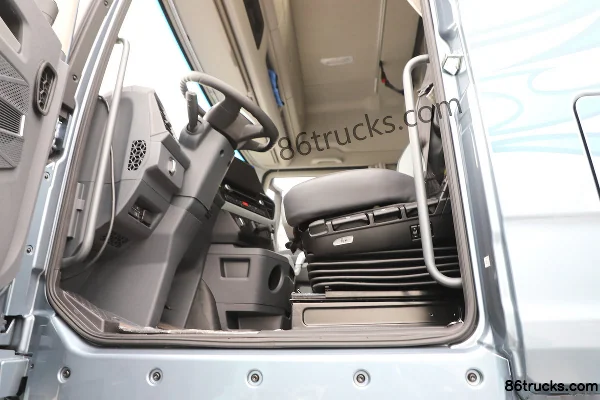 FAW Jiefang Qingdao Yinghang Zhizun Edition 580hp 8X4(12 wheels) Diesel AMT automatic 9.4m refrigerated truck Cab (3) | 86Trucks
