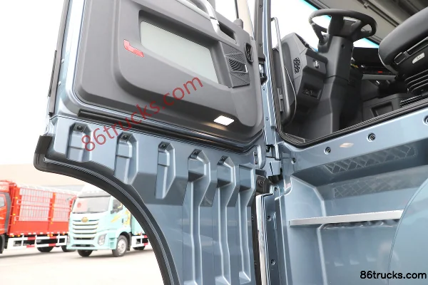 FAW Jiefang Qingdao Yinghang Zhizun Edition 580hp 8X4(12 wheels) Diesel AMT automatic 9.4m refrigerated truck Cab (2) | 86Trucks