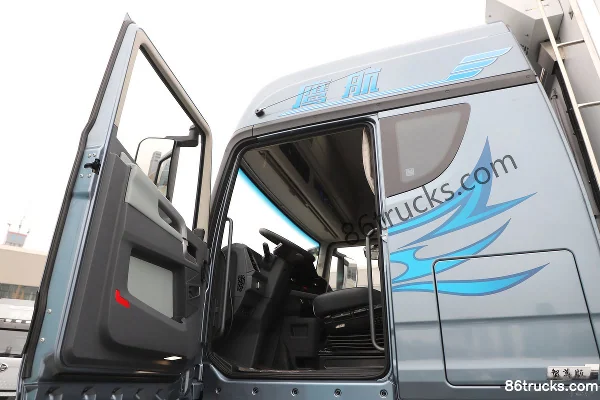 FAW Jiefang Qingdao Yinghang Zhizun Edition 580hp 8X4(12 wheels) Diesel AMT automatic 9.4m refrigerated truck Cab (1) | 86Trucks
