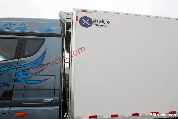 FAW Jiefang Qingdao Yinghang Zhizun Edition 580hp 8X4(12 wheels) Diesel AMT automatic 9.4m refrigerated truck Body (2) | 86Trucks