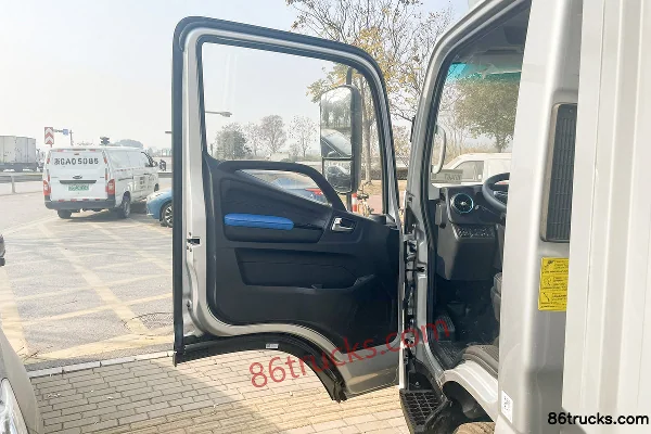Foton Aumark S1 Zhiying Edition 160hp 4X2(6 wheels) 4.14m AMT Automatic Single Row Box Light Truck Cab (1) | 86Trucks