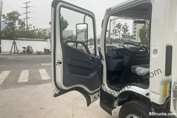 JMC Blue Whale Wide Body 2.5L Diesel 174 hp 4X2(6 wheels) WLY 6-Speed 4.2m Single-Row Flatbed Light Truck Cab (1) | 86Trucks