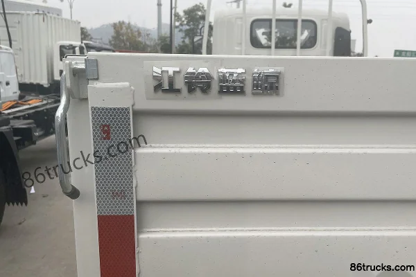 JMC Blue Whale Wide Body 2.5L Diesel 174 hp 4X2(6 wheels) WLY 6-Speed 4.2m Single-Row Flatbed Light Truck (3) | 86Trucks