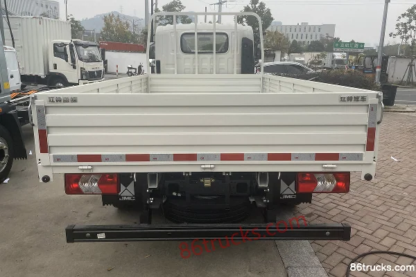 JMC Blue Whale Wide Body 2.5L Diesel 174 hp 4X2(6 wheels) WLY 6-Speed 4.2m Single-Row Flatbed Light Truck (2) | 86Trucks