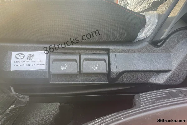 FAW Jiefang Qingdao JK6 medium truck 220 hp 4X2(6 wheels) 6.75m stake cargo truck (China VI) Cab (1) | 86Trucks