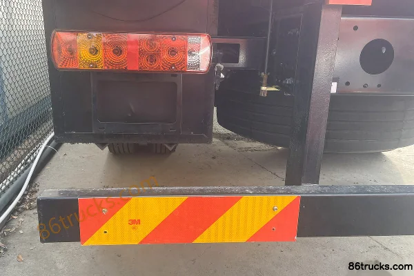 FAW Jiefang Qingdao JK6 medium truck 220 hp 4X2(6 wheels) 6.75m stake cargo truck (China VI) Body (2) | 86Trucks