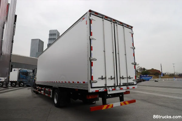 FAW Jiefang J6L Elite Edition 7.8L Diesel 320hp 4X2(6 wheels) FAW Jiefang 8-Speed 9.55m Van Cargo Truck Exterior (3) | 86Trucks