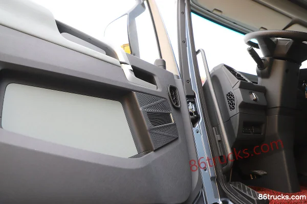 FAW Jiefang Qingdao Yinghang 380hp 8X4(12 wheels) 9.6m Miscellaneous Dangerous Goods Van Transport Truck (Baijie Brand) Cab (3) | 86Trucks