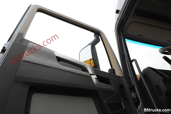FAW Jiefang Qingdao Yinghang 380hp 8X4(12 wheels) 9.6m Miscellaneous Dangerous Goods Van Transport Truck (Baijie Brand) Cab (2) | 86Trucks