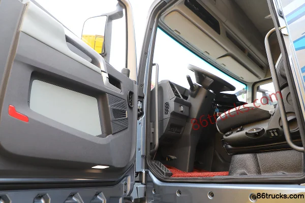 FAW Jiefang Qingdao Yinghang 380hp 8X4(12 wheels) 9.6m Miscellaneous Dangerous Goods Van Transport Truck (Baijie Brand) Cab (1) | 86Trucks