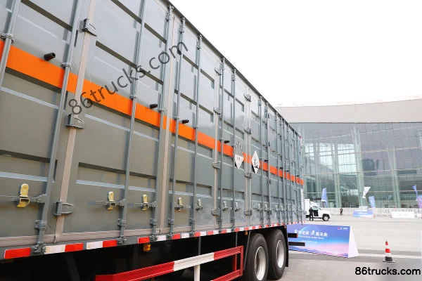 FAW Jiefang Qingdao Yinghang 380hp 8X4(12 wheels) 9.6m Miscellaneous Dangerous Goods Van Transport Truck (Baijie Brand) Body (2) | 86Trucks