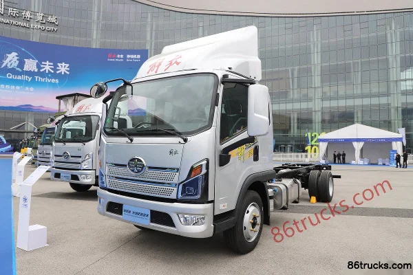 FAW Jiefang Lingtu 180hp 4X2(6 wheels) 5.6m semi-row barn-type cargo truck Exterior (3) | 86Trucks