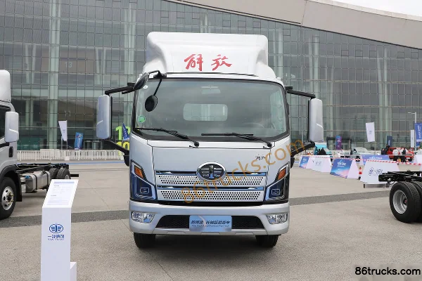FAW Jiefang Lingtu 180hp 4X2(6 wheels) 5.6m semi-row barn-type cargo truck Exterior (2) | 86Trucks