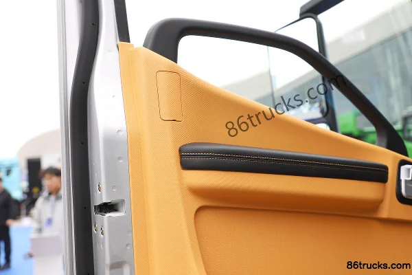 FAW Jiefang Lingtu 180hp 4X2(6 wheels) 5.6m semi-row barn-type cargo truck Cab (3) | 86Trucks