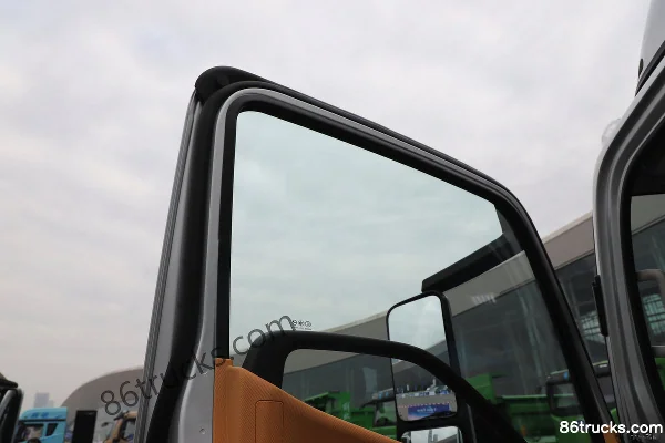 FAW Jiefang Lingtu 180hp 4X2(6 wheels) 5.6m semi-row barn-type cargo truck Cab (2) | 86Trucks