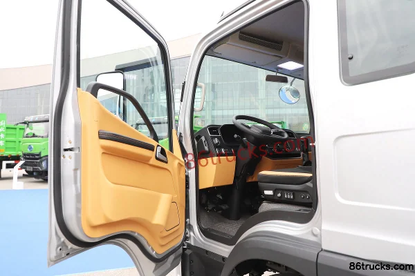 FAW Jiefang Lingtu 180hp 4X2(6 wheels) 5.6m semi-row barn-type cargo truck Cab (1) | 86Trucks