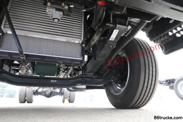 FAW Jiefang Lingtu 180hp 4X2(6 wheels) 5.6m semi-row barn-type cargo truck Chassis (3) | 86Trucks