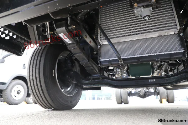 FAW Jiefang Lingtu 180hp 4X2(6 wheels) 5.6m semi-row barn-type cargo truck Chassis (2) | 86Trucks