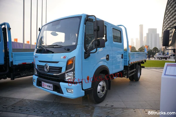 Dongfeng D6-S 2.3L Diesel 142 hp 4X2(6 wheels) WLY 5-Speed Air Brake 3.2m Double Row Flatbed Light Truck Exterior (3) | 86Trucks