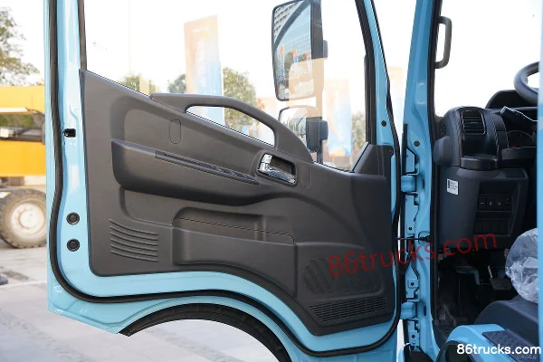 Dongfeng D6-S 2.3L Diesel 142 hp 4X2(6 wheels) WLY 5-Speed Air Brake 3.2m Double Row Flatbed Light Truck Chassis (3) | 86Trucks