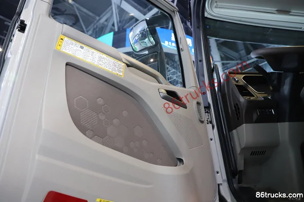 FAW Jiefang J7 Chuangling Edition 13.2L Diesel 640 hp 6X4(10 wheels) FAW Jiefang 12-Speed AMT Automatic Tractor Truck Cab (3) | 86Trucks