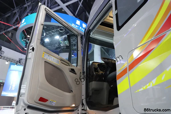 FAW Jiefang J7 Chuangling Edition 13.2L Diesel 640 hp 6X4(10 wheels) FAW Jiefang 12-Speed AMT Automatic Tractor Truck Cab (1) | 86Trucks