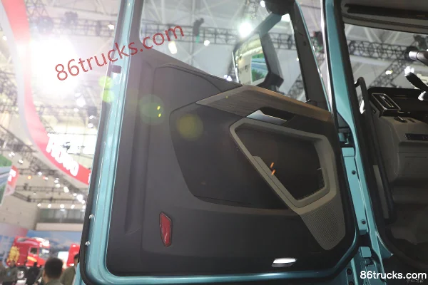Sinotruk HOWO KS 15.7L LNG 720hp 6X4(10 wheels) ZF12-speed AMT Automatic Tractor Truck Cab (2) | 86Trucks
