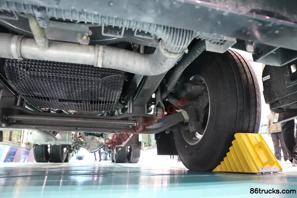 Sinotruk HOWO KS 15.7L LNG 720hp 6X4(10 wheels) ZF12-speed AMT Automatic Tractor Truck Chassis (3) | 86Trucks