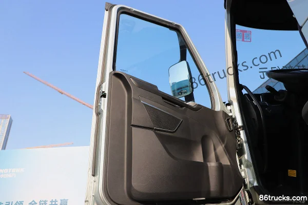 Sinotruk H7 6X4(10 wheels) hybrid tractor truck CATL 60kWh Cab (3) | 86Trucks