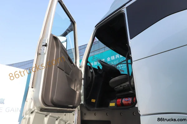 Sinotruk H7 6X4(10 wheels) hybrid tractor truck CATL 60kWh Cab (1) | 86Trucks