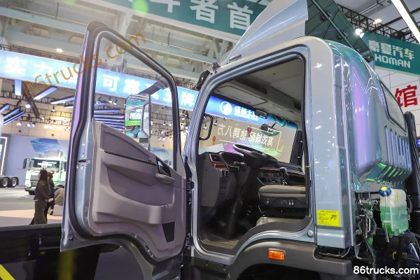 Sinotruk Niuqichongtian MAX 2.5L Diesel 185hp 4X2(6 wheels) Sinotruk 12-speed 4.15m single-row cage-type light truck Cab (1) | 86Trucks