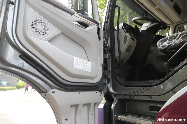 Dongfeng HK 15.5L LNG 640hp 6X4(10 wheels) Fast Gear 12-speed AMT automatic tractor truck Cab (3) | 86Trucks
