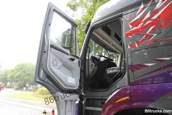 Dongfeng HK 15.5L LNG 640hp 6X4(10 wheels) Fast Gear 12-speed AMT automatic tractor truck Cab (1) | 86Trucks