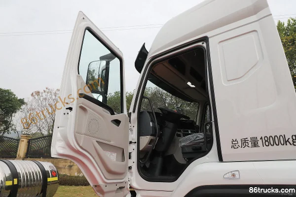 Dongfeng Liuqi Chenglong H5 version Chuangfu 7,7 L LNG 320 ch 4X2(6 roues) Fast Gear 8 vitesses 9,7 m camion porteur fourgon Cabine (1) | 86