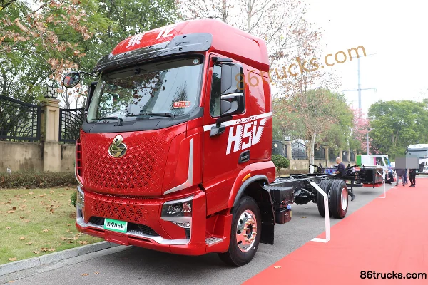 Dongfeng Liuqi Chenglong H5V 290 hp 4X2(6 wheels) 6.8m wing-opening van cargo truck Exterior (3) | 86Trucks