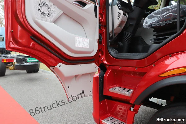 Dongfeng Liuqi Chenglong H5V 290 hp 4X2(6 wheels) 6.8m wing-opening van cargo truck Cab (3) | 86Trucks