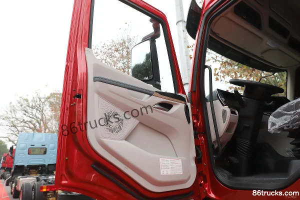 Dongfeng Liuqi Chenglong H5V 290 hp 4X2(6 wheels) 6.8m wing-opening van cargo truck Cab (2) | 86Trucks