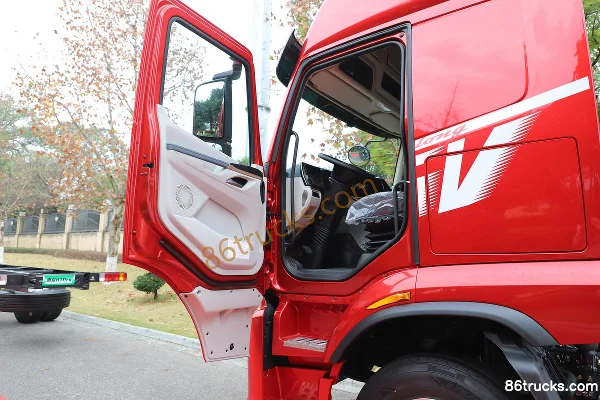 Dongfeng Liuqi Chenglong H5V 290 hp 4X2(6 wheels) 6.8m wing-opening van cargo truck Cab (1) | 86Trucks